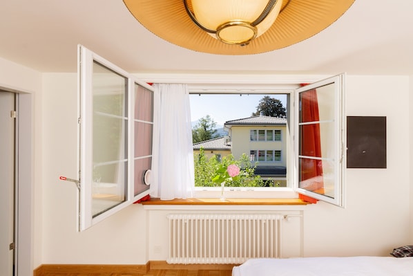 Familiekamer, 2 slaapkamers | Een gratis minibar, een bureau, verduisterende gordijnen