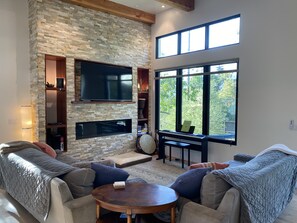 Smart TV, fireplace