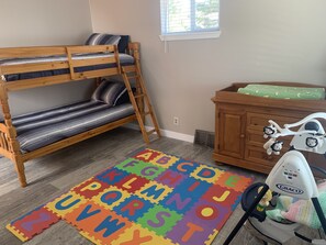 3 Schlafzimmer, Schreibtisch, Bügeleisen/Bügelbrett, Reisekinderbett