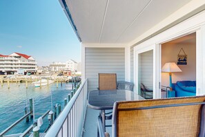 Outdoor dining - Old Town Ocean City condo with WiFi, washer/dryer, & pool - near boardwalk (Ocean City)