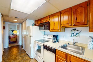 Fridge, microwave, oven, stovetop - Old Town Ocean City condo with WiFi, washer/dryer, & pool - near boardwalk (Ocean City)