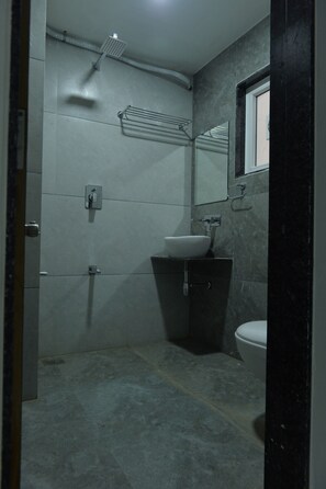 Premium Triple Room | Bathroom