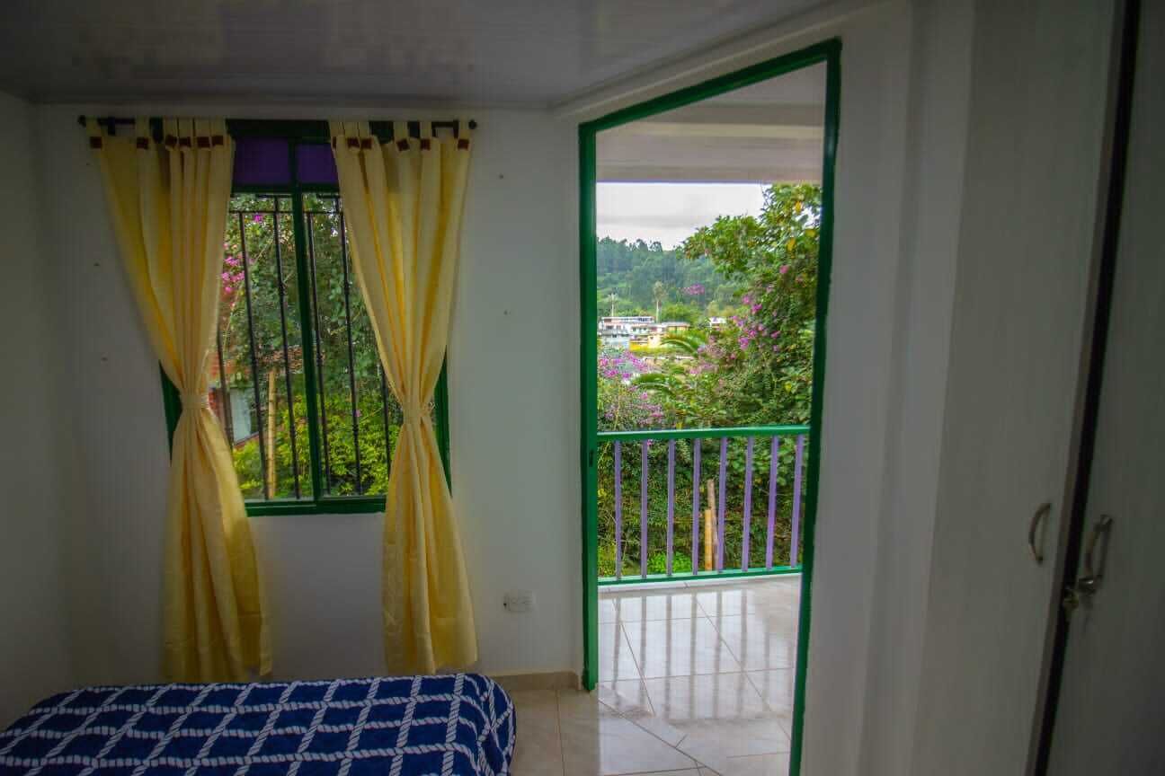 Escritorio, wifi gratis y ropa de cama 