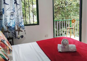 Escritorio, wifi gratis y ropa de cama 