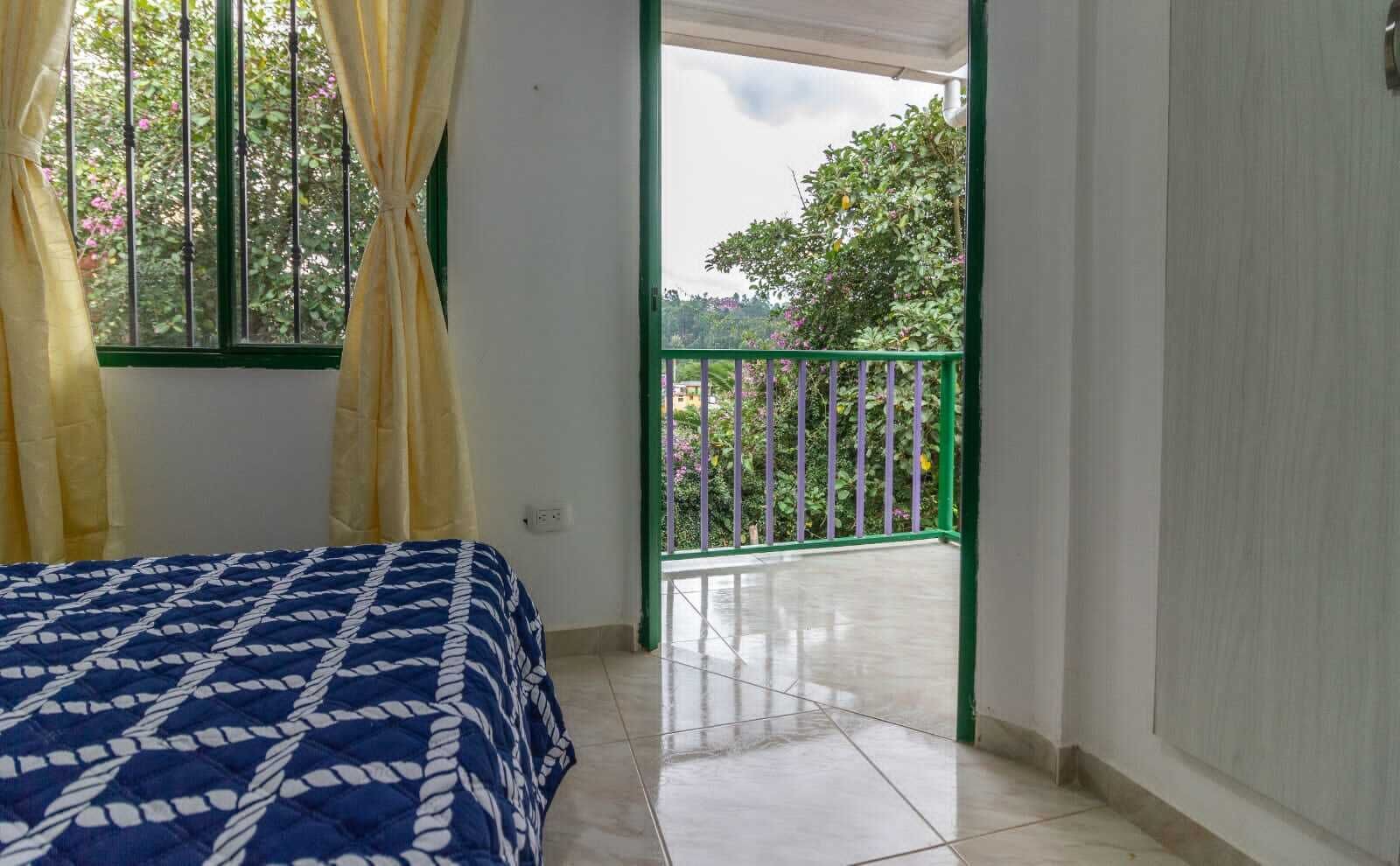 Escritorio, wifi gratis y ropa de cama 