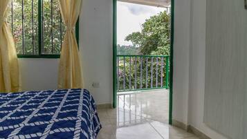 Escritorio, wifi gratis y ropa de cama