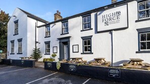 Un edificio blanco con un cartel que dice 'High Force Hotel and Waterfall'.