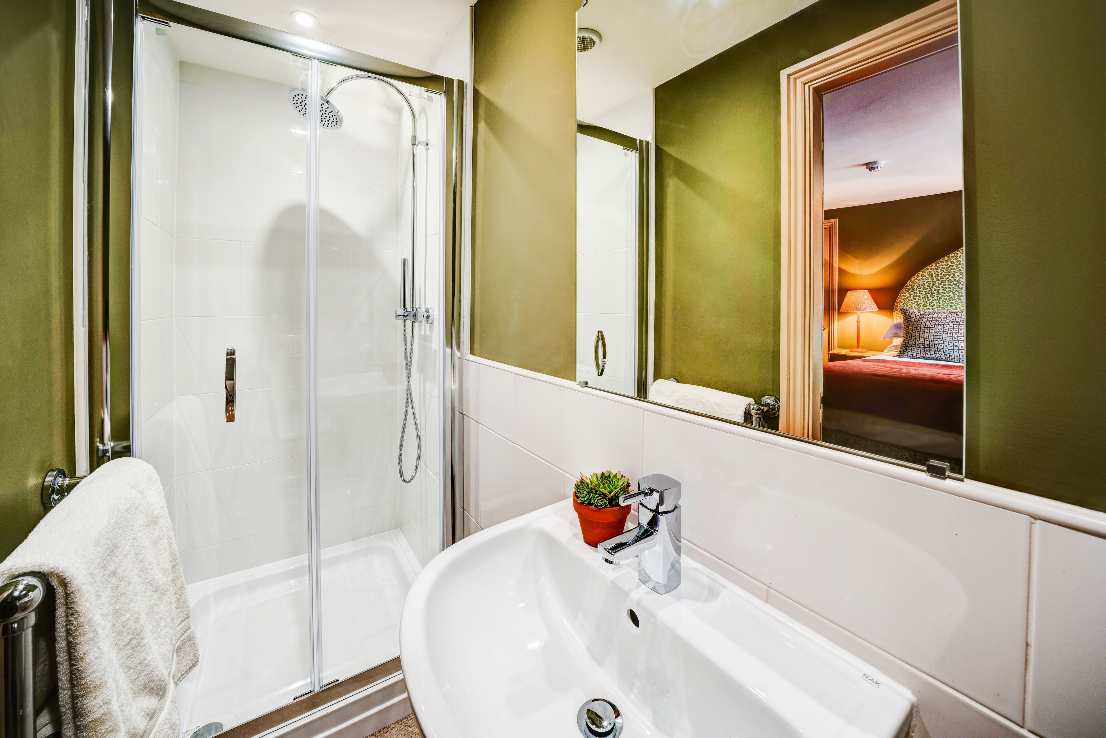 classic double room | bathroom | shower, towels