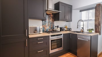 Stuga | Eget kök | Kylskåp, diskmaskin, vattenkokare och brödrost