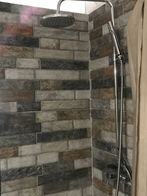 Dusche, Haartrockner, Handtücher, Seife