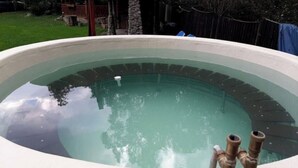 Una piscina con superficie de agua cristalina y una fuente visible en el centro.