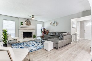 TV, lareira, videogames