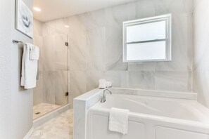 Combined shower/tub, jetted tub, hair dryer, towels - Reston NEW Bright, Airy Home w/ In Ground Pool & Grill (Richardson)