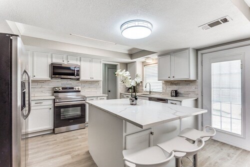 Reston NEW Bright, Airy Home w/ In Ground Pool & Grill