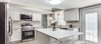 Reston NEW Bright, Airy Home w/ In Ground Pool & Grill