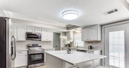 Reston NEW Bright, Airy Home w/ In Ground Pool & Grill