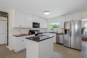 Een koelkast, een microgolfoven, een oven, een kookplaat