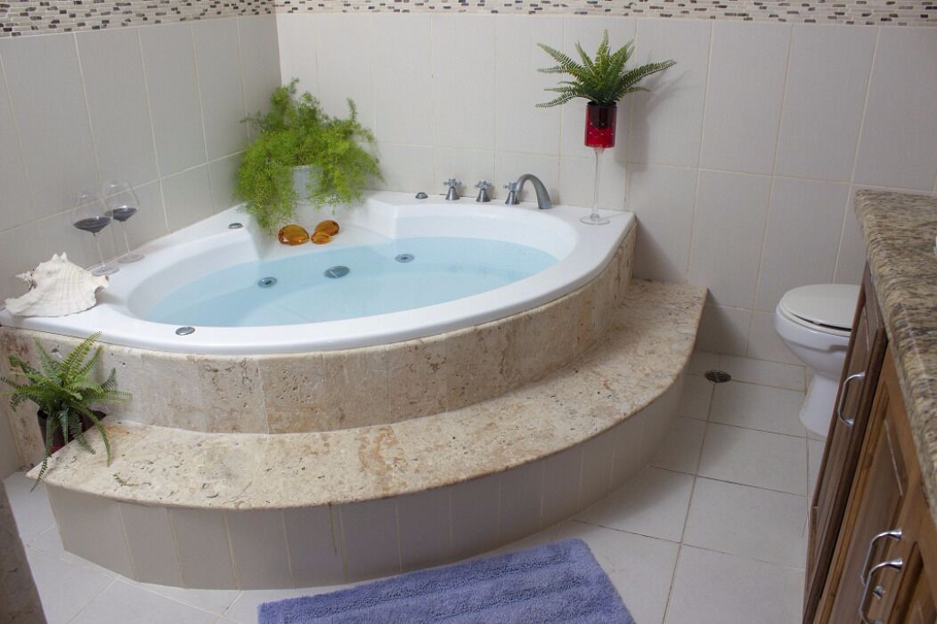 Douche, baignoire  à jets, serviettes fournies, savon