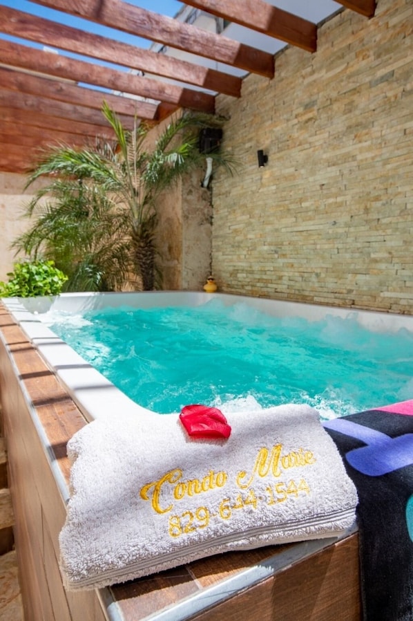 Tina de hidromasaje al aire libre