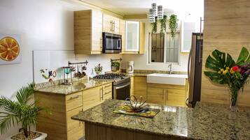 Microondas, horno, parrilla de estufa y cafetera y tetera