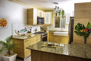 Microondas, horno, parrilla de estufa y cafetera y tetera