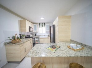 Microonde, forno, piano cottura, macchina per tè/caffè