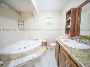 Doccia, vasca idromassaggio, asciugamani, sapone