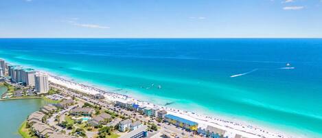 Nær stranden, solsenger og strandhåndklær