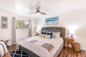 Escritorio, tabla de planchar con plancha, cuna de viaje y wifi gratis