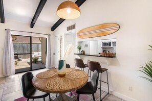 Dining - Cozy Condo - 2 Bedroom/2 Bath Sleeps 6 – Short Walk to Beach! 5 Pools! (Miramar Beach)