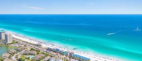Plage à proximité, chaises longues, serviettes de plage