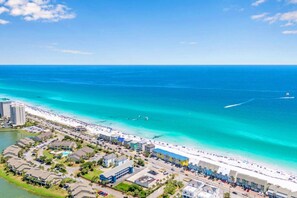 Ubicación cercana a la playa, tumbonas y toallas de playa