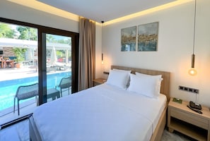 Phòng Deluxe, 1 giường cỡ queen, không hút thuốc, quang cảnh hồ bơi | Bộ đồ giường cao cấp, minibar, két bảo mật tại phòng, bàn 