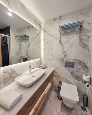 Ducha, cabezal de ducha tipo lluvia, artículos de tocador gratuitos