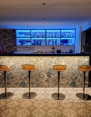 Bar en bord de piscine