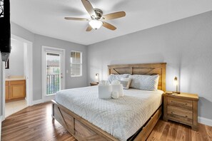 3 bedrooms, desk, iron/ironing board, travel cot - Family Holiday 3 BR/ 3 BA Home: Lazy River, Pool & Gym – 20 mins from Disney (Davenport)