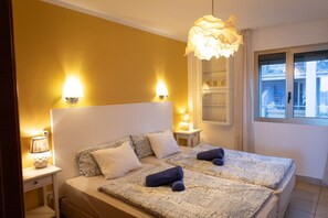 2 makuuhuonetta, työpöytä, ilmainen Wi-Fi, vuodevaatteet