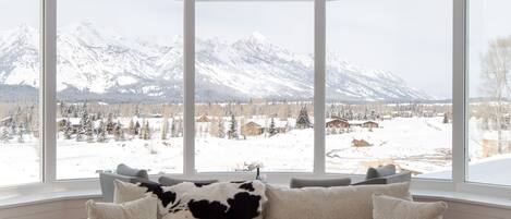 Smart TV, fireplace, stereo