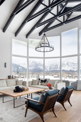Sweeping Teton views, modern renovation. Minutes from town & National Parks.
