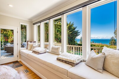 Dog-friendly getaway with stunning ocean view, spacious deck, hot tub & rec room