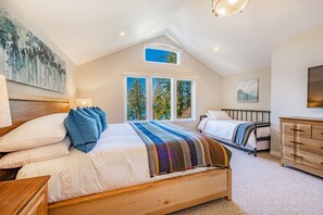 5 bedrooms, desk, iron/ironing board, Internet