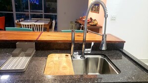 Coffee/tea maker, fridge, oven, stovetop