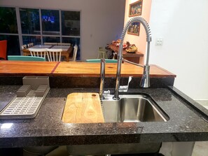 Fridge, oven, stovetop, coffee/tea maker