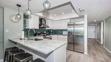 Kjøleskap, mikrobølgeovn, ovn og kokeplater