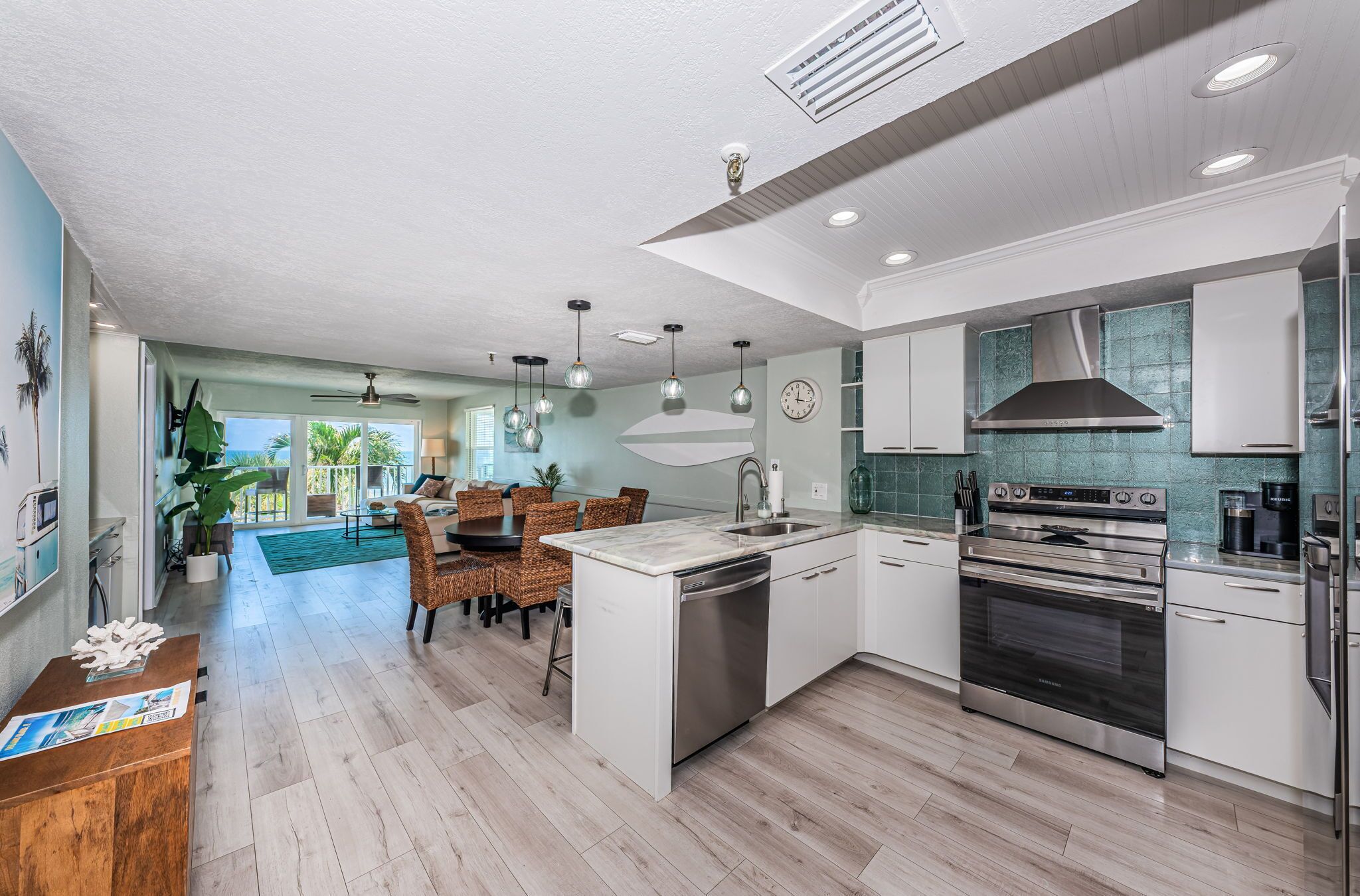 冷蔵庫、電子レンジ、オーブン、コンロ