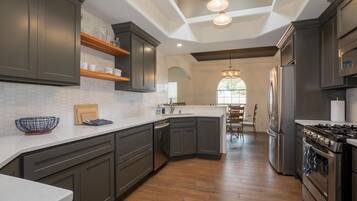 Een koelkast, een microgolfoven, een oven, een kookplaat