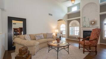 TV connectée, cheminée, livres