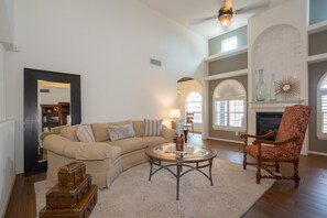 スマートテレビ、暖炉、書庫