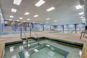 Innendørsbasseng og et oppvarmet basseng