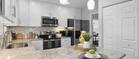 Geladeira, micro-ondas, fogão, cooktop